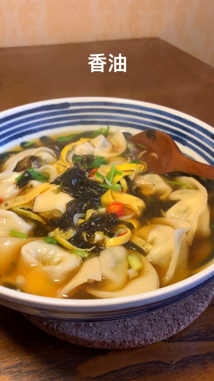 鲜美无比的～荠菜大馄饨