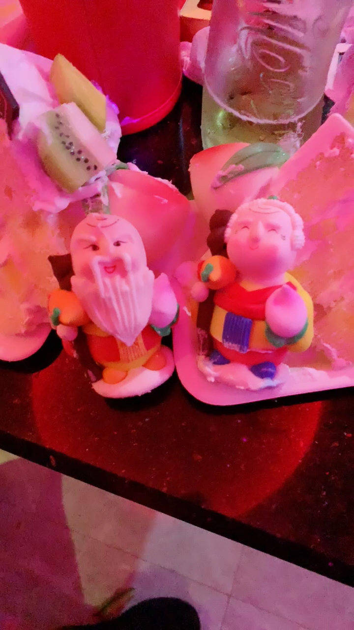 老公50岁,我51岁。 祝我俩生日快乐!长命百岁!恩爱一生!