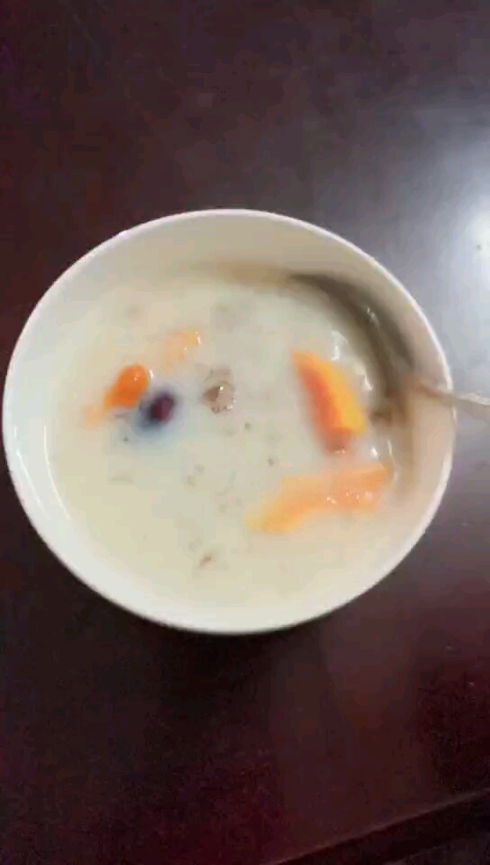 桃胶,雪耳,红枣,枸杞,牛奶炖木瓜,女生多喝可美容养颜