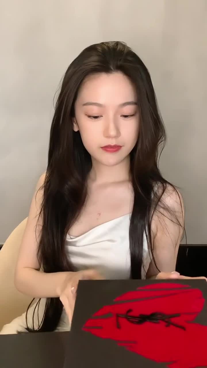 最好的礼物从来都不是某样东西,而是意料之中的温暖和出其不意的惊喜#ysl七夕限定#ysl自