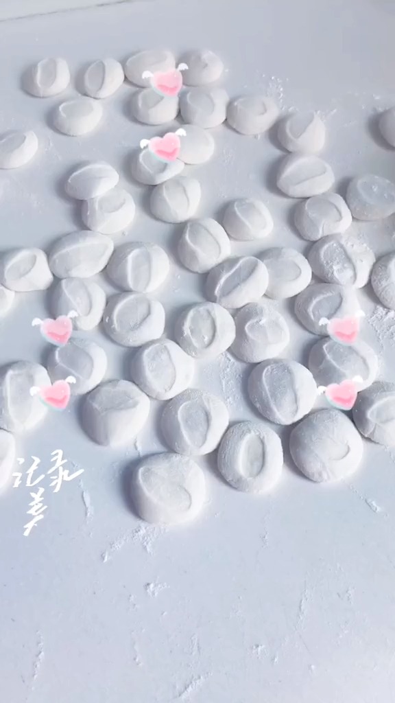 素馅饺子:胡萝卜,木耳,油豆腐,香菇,小葱,生姜,十三香,耗油,生抽。比肉馅饺子