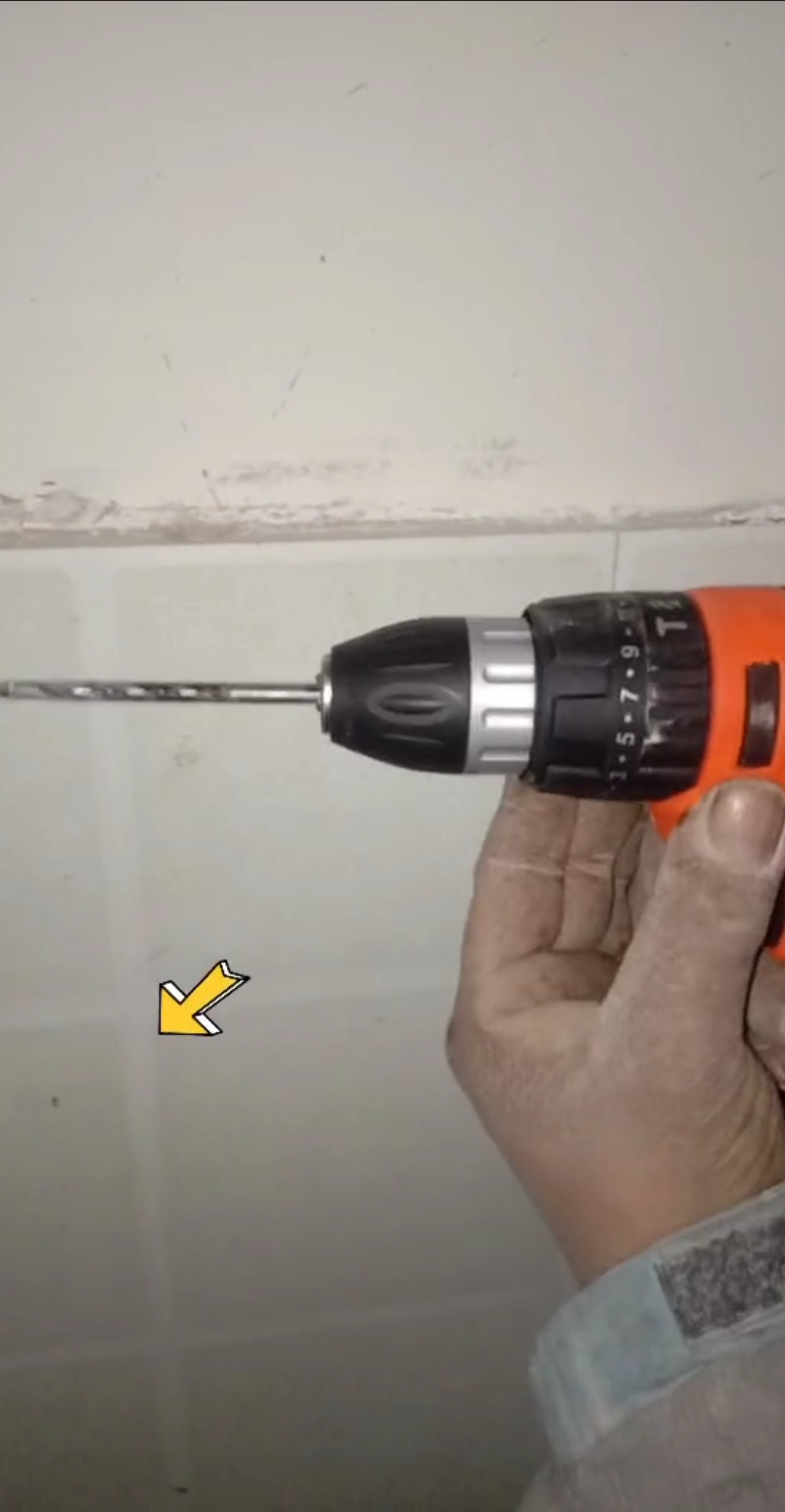 #家装水电技巧#墙砖打孔用电锤容易打烂,可选择用手电钻,