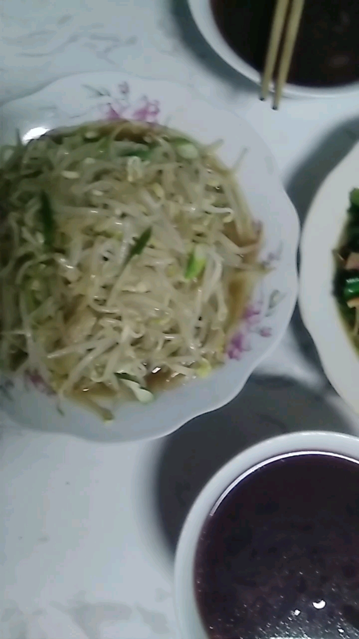 炒绿豆芽十韮菜炒鱿鱼丝