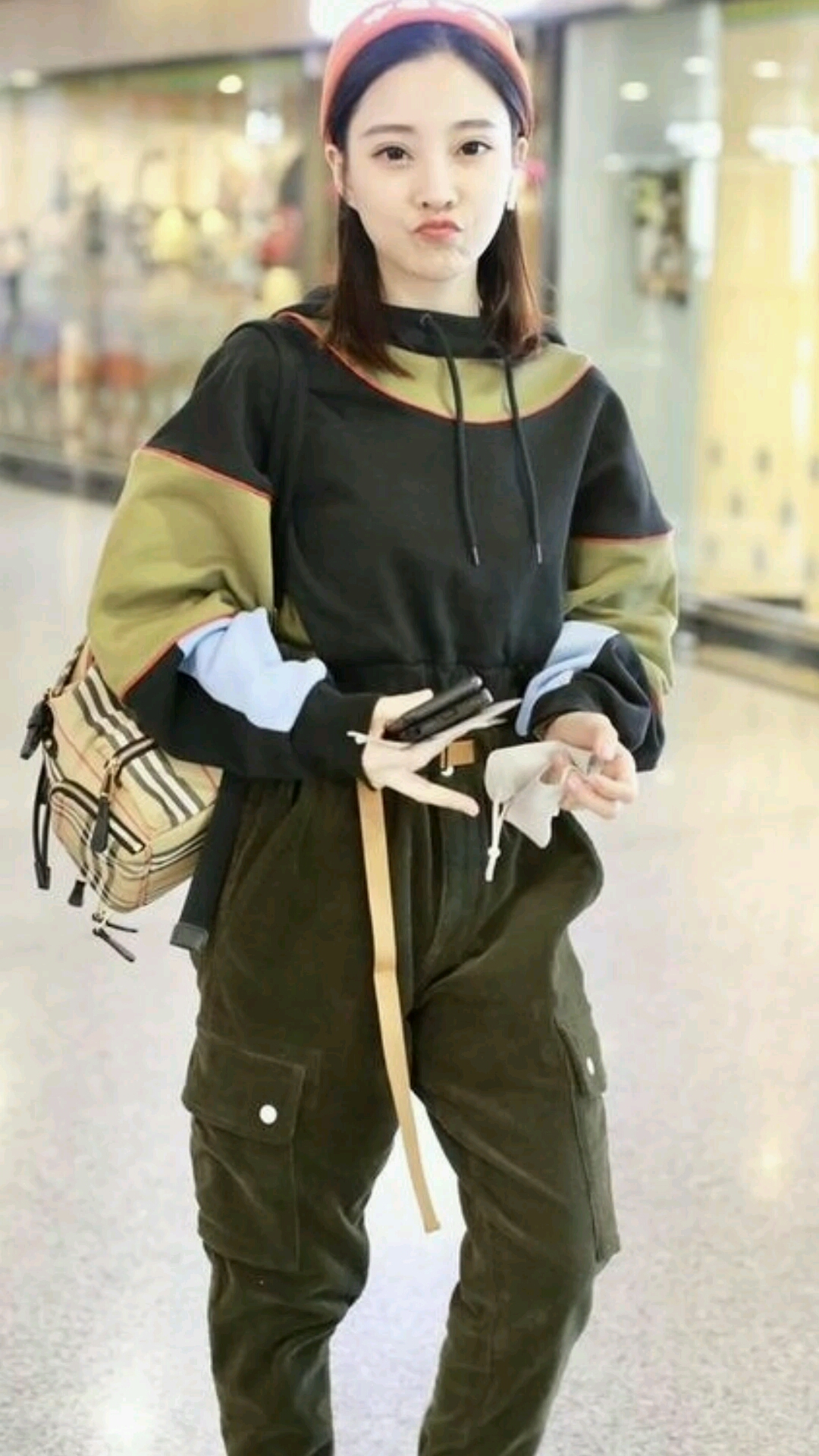 冯提莫与斗鱼解约后首现身,经典比心姿势笑对镜头心情不受影响