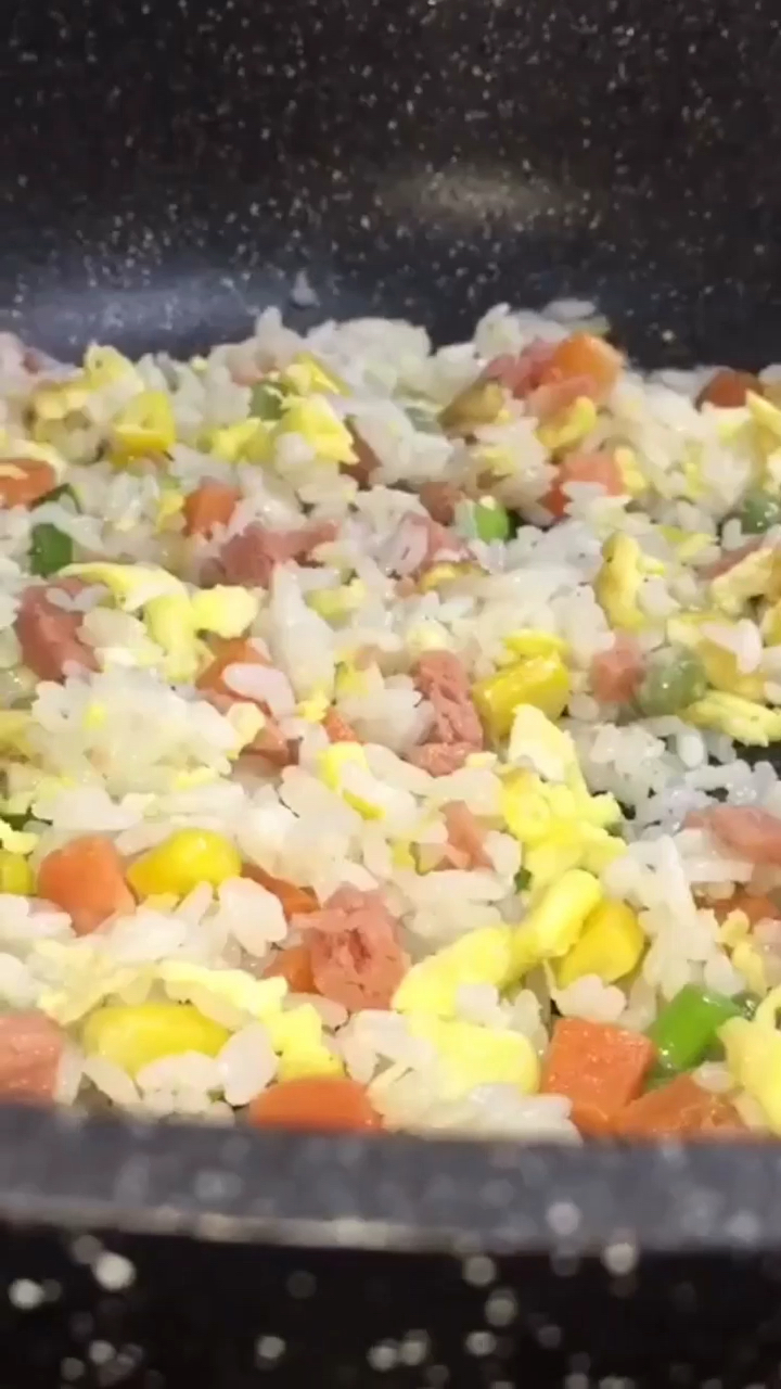 扬州炒饭的做法,学会了可以不用出外面花钱吃了