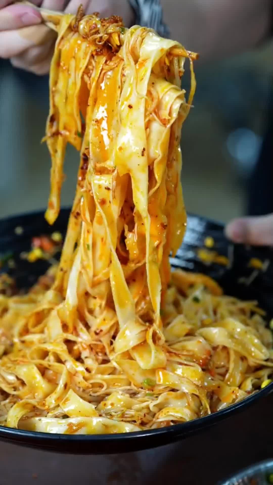 #搞笑段子剧#在办公室做油泼面和凉拌牛肉,巨香!超级好吃!牛肉配上薄荷有云南那味儿了。一大