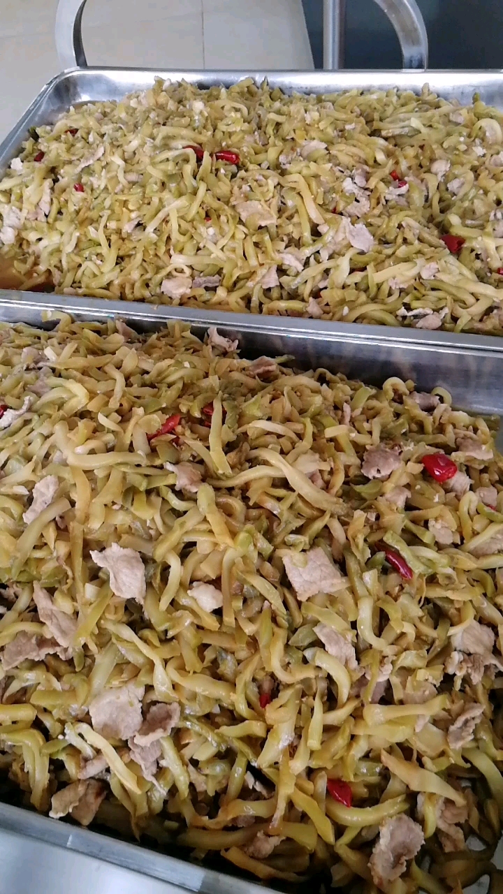 天气热了,榨菜炒肉和菠萝炒鸭肉,好下饭 