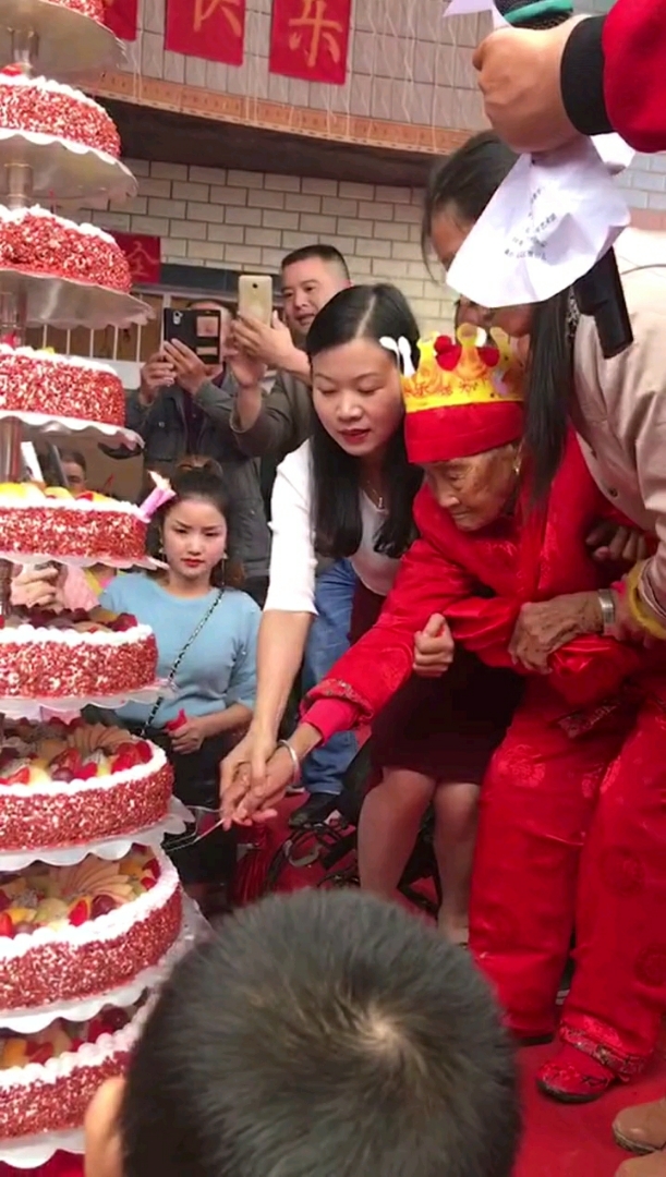 注意看蛋糕,就知道奶奶多少岁了!祝百岁奶奶生日快乐