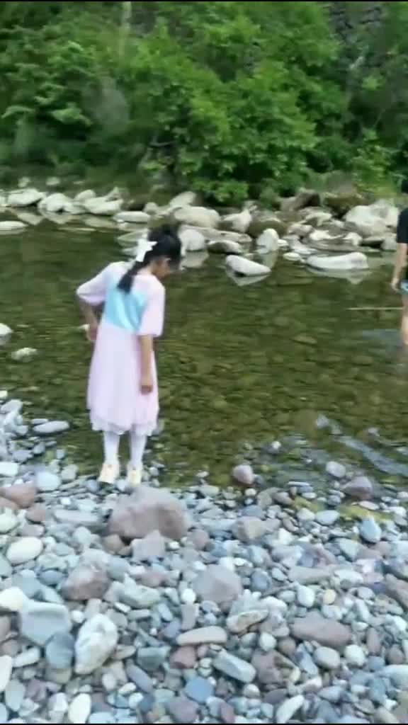 今凉快哟,下河砸巴鱼子啊,有没有要来的,一起哦,来捡就是了