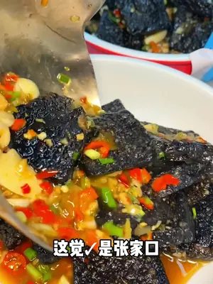 火到要排队的湘菜馆,一到饭点儿人超多
