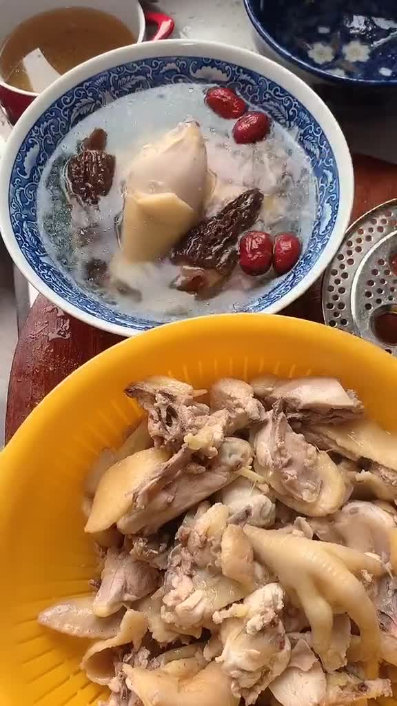 高考莘莘学子们加油,高二的孩子也要加油,我继续坚持送餐六年黄焖鸡与鸡腿汤绝配
