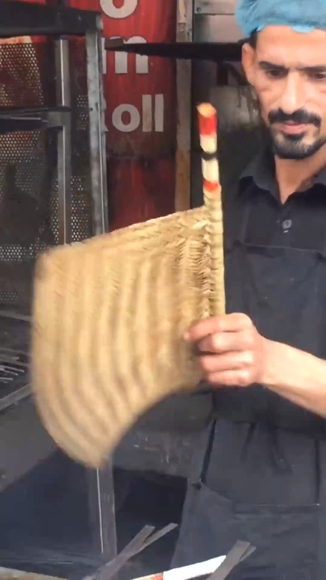 实拍巴基斯坦特色美食烤鸡,外酥里嫩很美味,网友:看着有食欲!