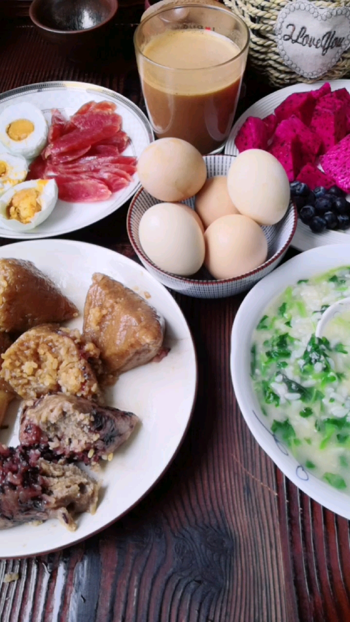 #端午#端午节的早餐,有点丰富了啊 粽子,咸鸭蛋,五谷豆浆,白煮蛋,水果,苋菜粥。
