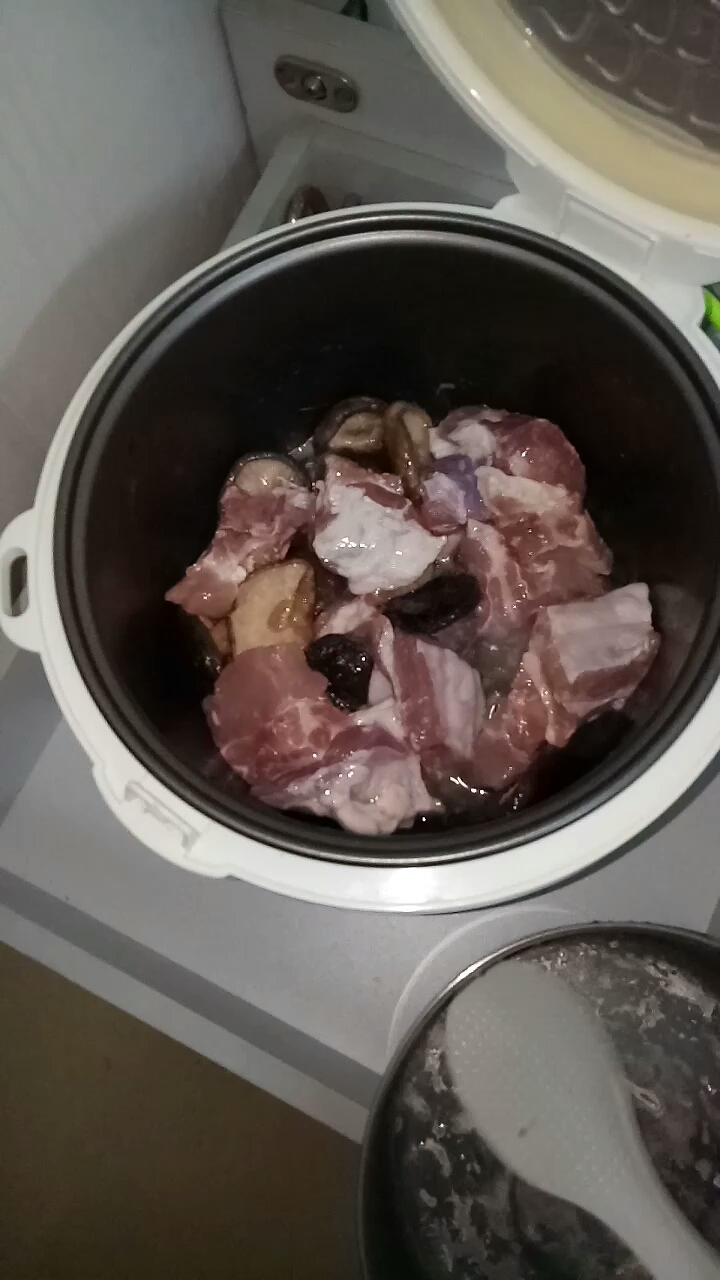 炒香菇排骨!