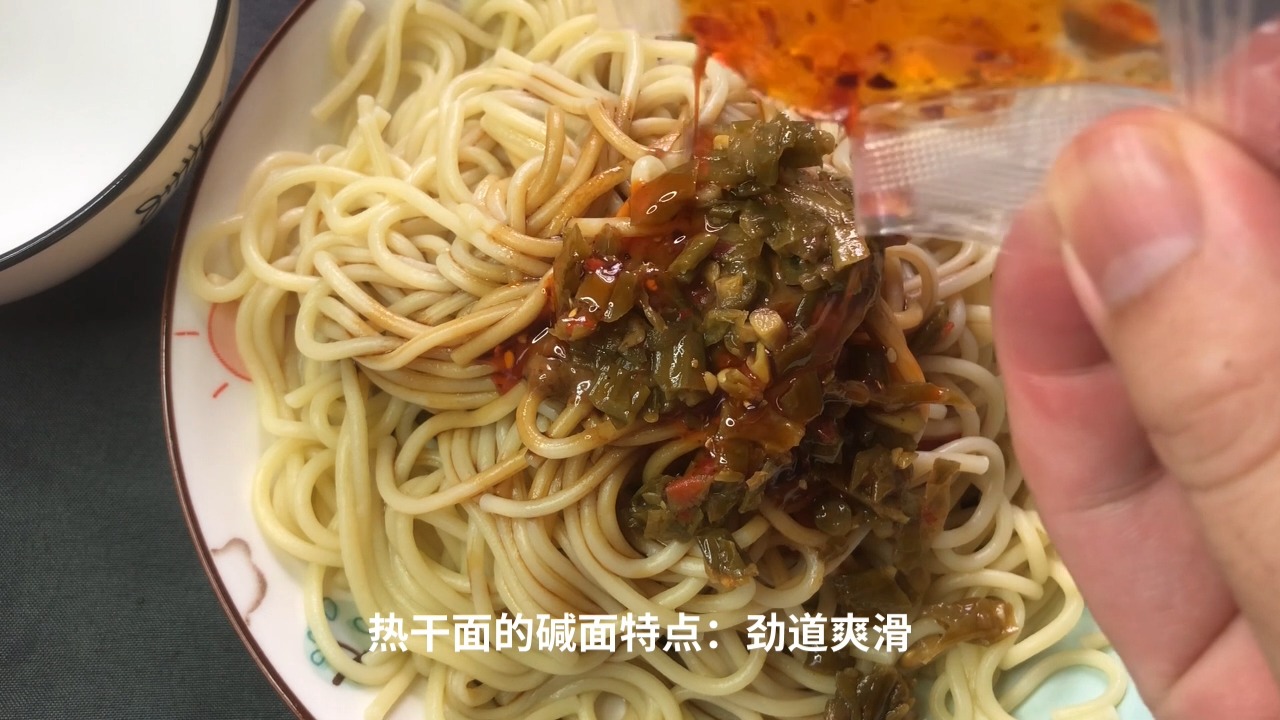#美食#热干面简单做法,酸豆角酸辣开胃,好吃不贵