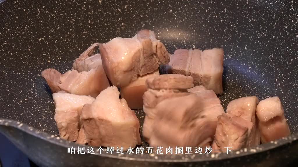 今天给那谁安排鲍鱼土豆红烧肉红油拌菜茄盒元气森林