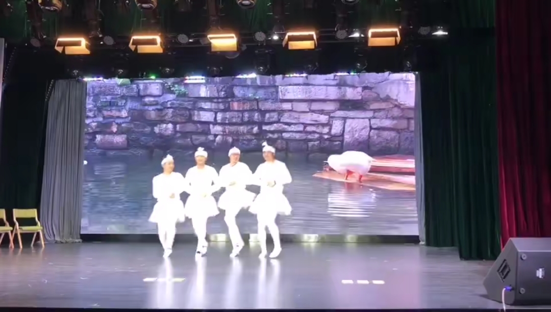 #快要憋疯的你#搞怪四小天鹅!别笑,不准笑!