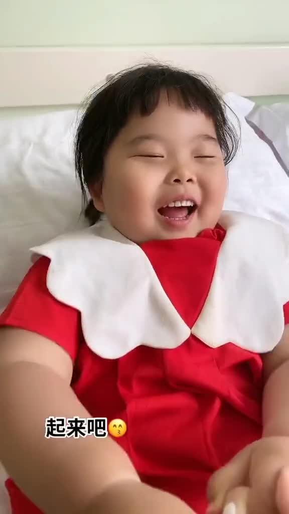 真不够意思,捡了一桶海鲜,佳琦竟看也不看赶海