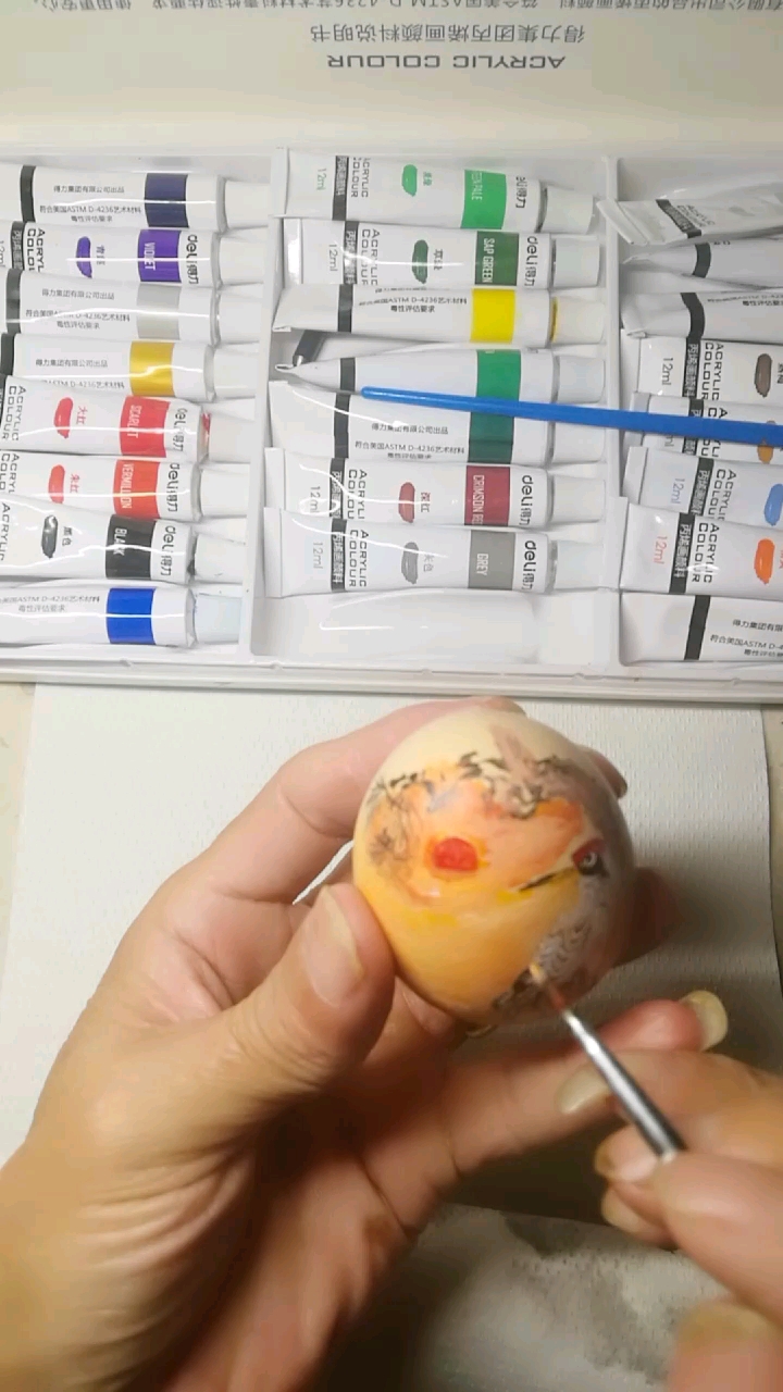 #你喜欢的样子我都有#丙烯颜料画国画,《松鹤图》。鸡蛋壳上松鹤!