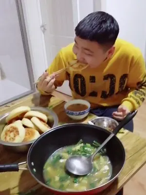 发面糖饼,菠菜粉丝土豆汤,觉得有食欲的红心支持一下,谢谢!