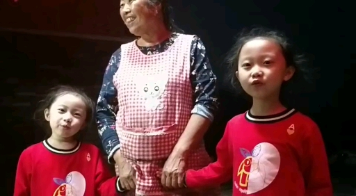 孩子陪奶奶七十岁庆生