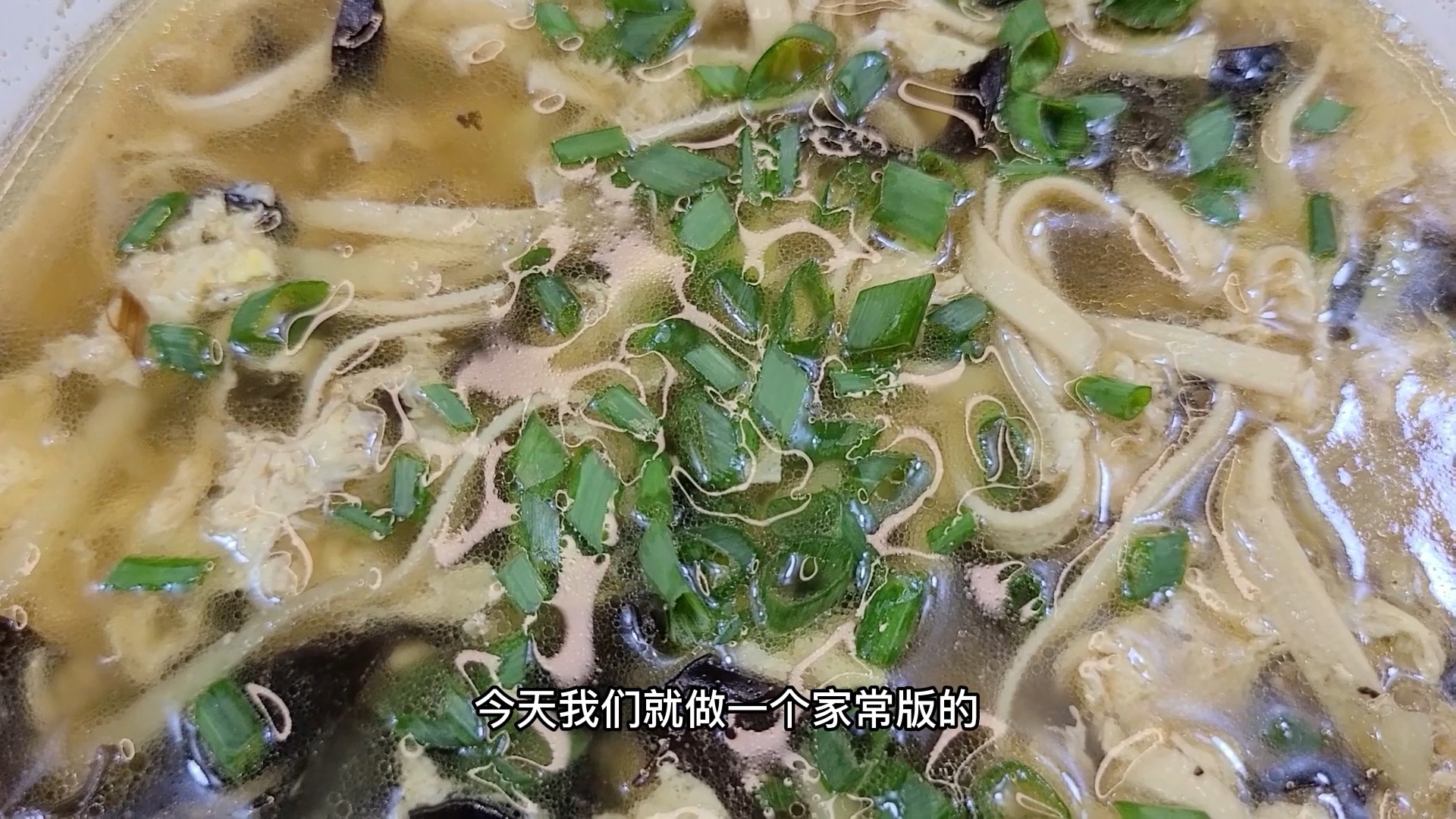 老式鸡蛋汤各地做法不同,临沂地区习惯加这些食材,师承糁汤?