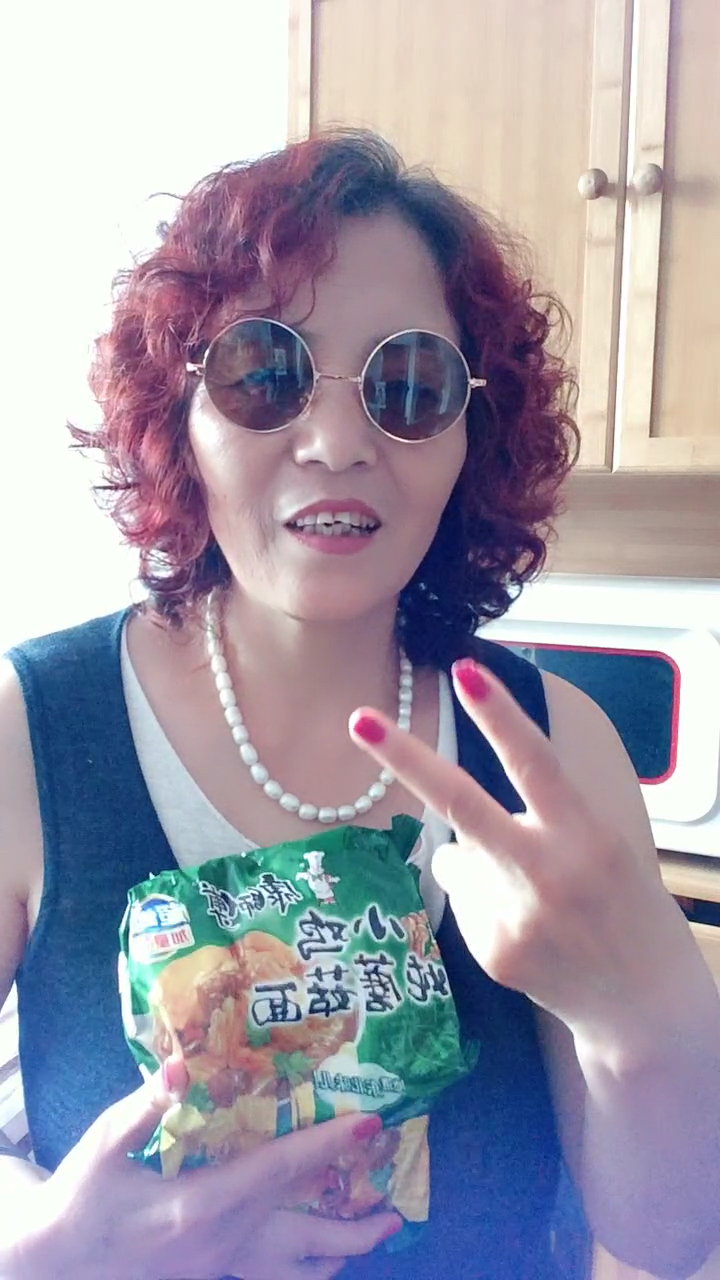 #搞笑段子剧#我最喜欢吃的方便面就是,康师傅小鸡炖蘑菇面