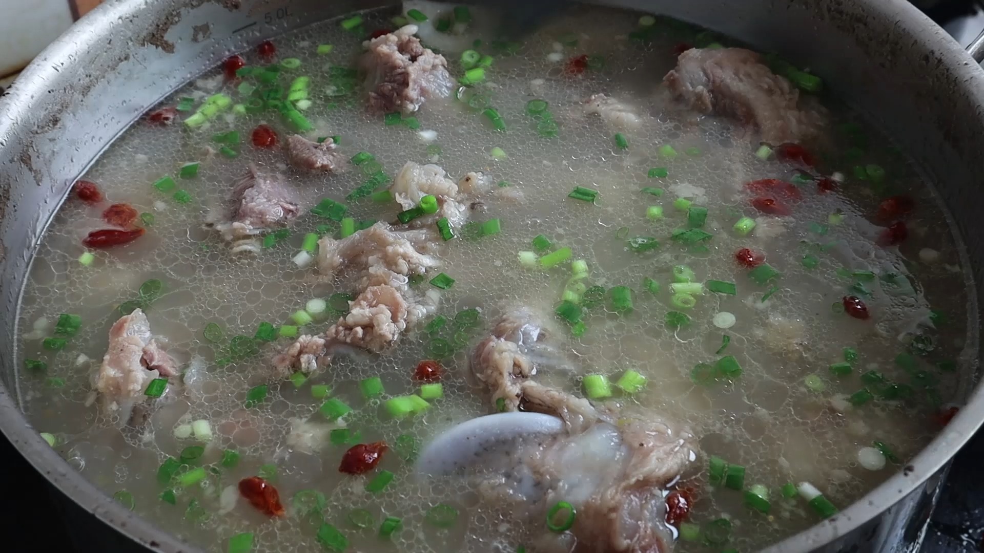 莲藕骨头汤的做法,味道清香,骨头香烂,超好喝