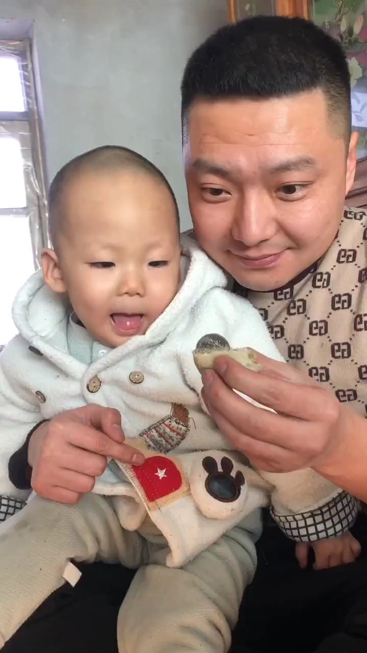 #搞笑段子#搞笑吃饺子》搞笑来袭…喜欢的老铁给个双击,评论666…