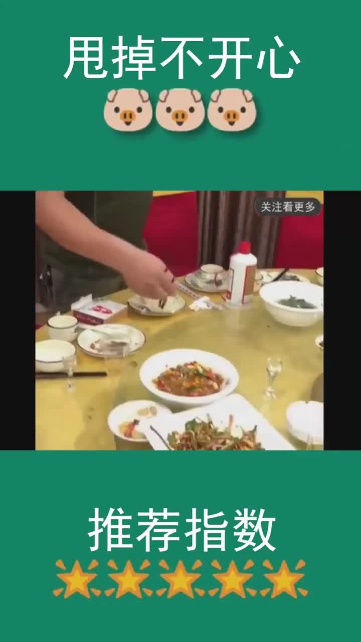 厨师长检查客人剩下的残菜,这是一种责任!