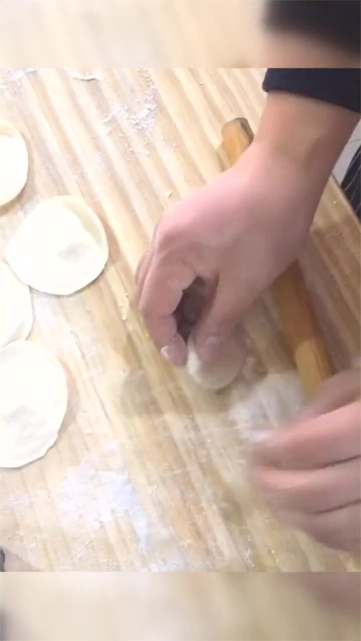 一个饺子的完整做法过程,包括擀饺子皮和包饺子,记住起来过年用