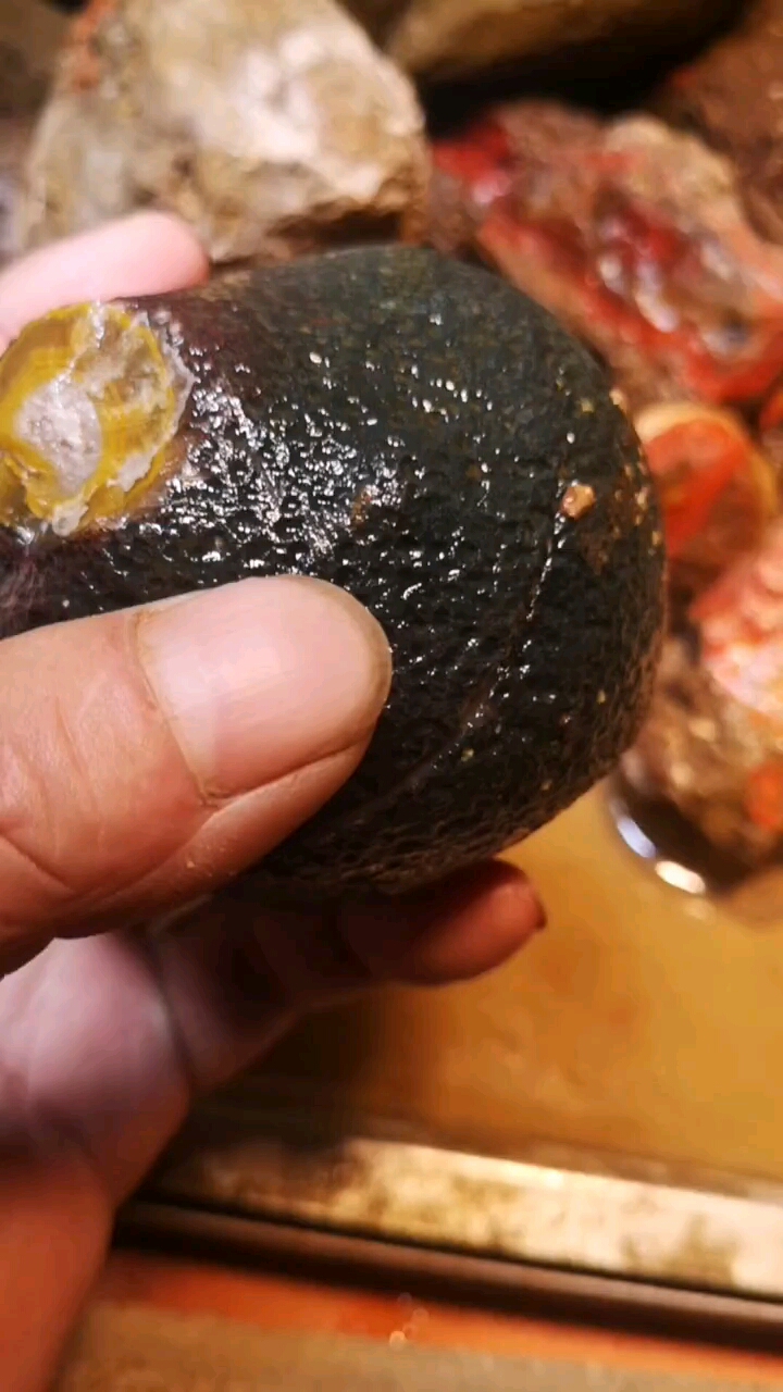 开一块玛瑙原石,看看里面会是什么样子