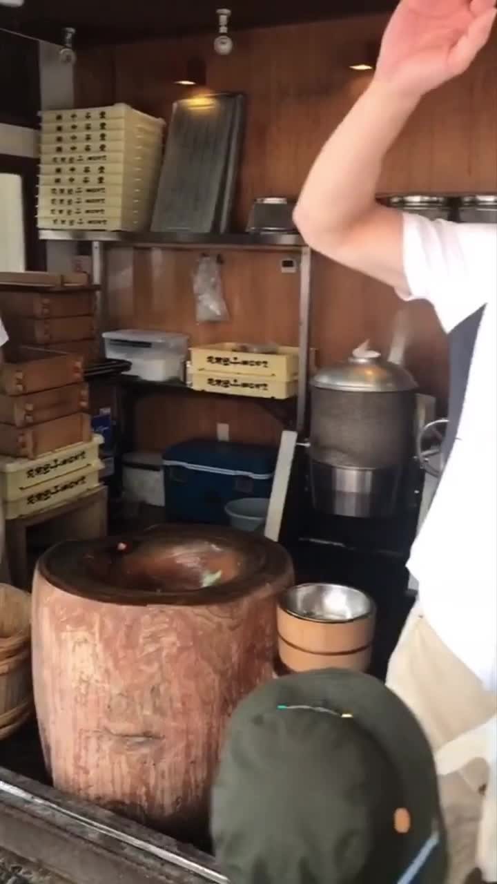 日本传统打年糕的方式,我在一旁看了一会差点笑喷了