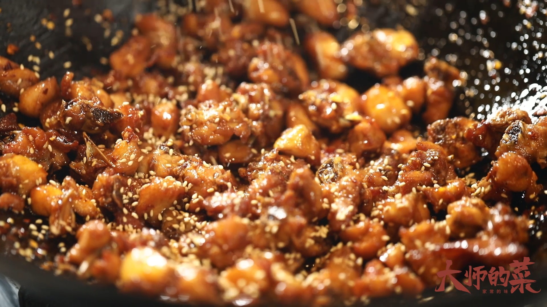 #美食#四川宴席冷盘“麻辣兔丁”，先炸后收火候是关键！