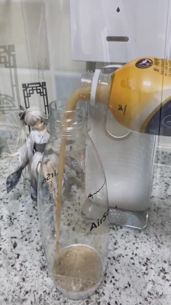 你们要的阿萨姆奶茶气泡水来了,味道真棒,上面一层奶泡。现在征集下一期,还有什么加气会好喝?
