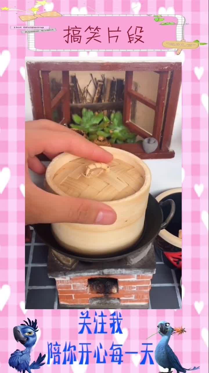 边吃大龙虾边看电视不香吗,搞笑视频