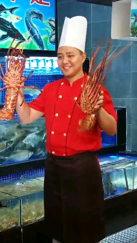 东莞香顺农家菜茶山店  我们厨师长拿着大龙虾   
