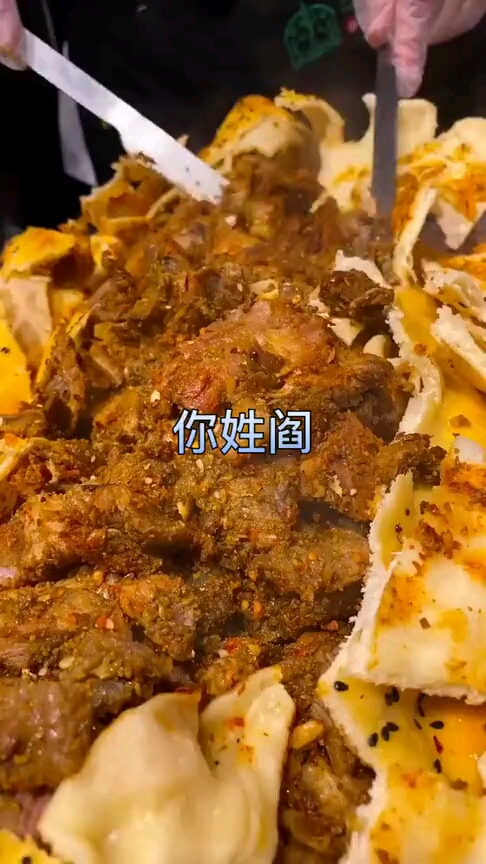 新疆的烤馕也太高级了,别人都是包肉末,你这里面就是个羊腿子啊