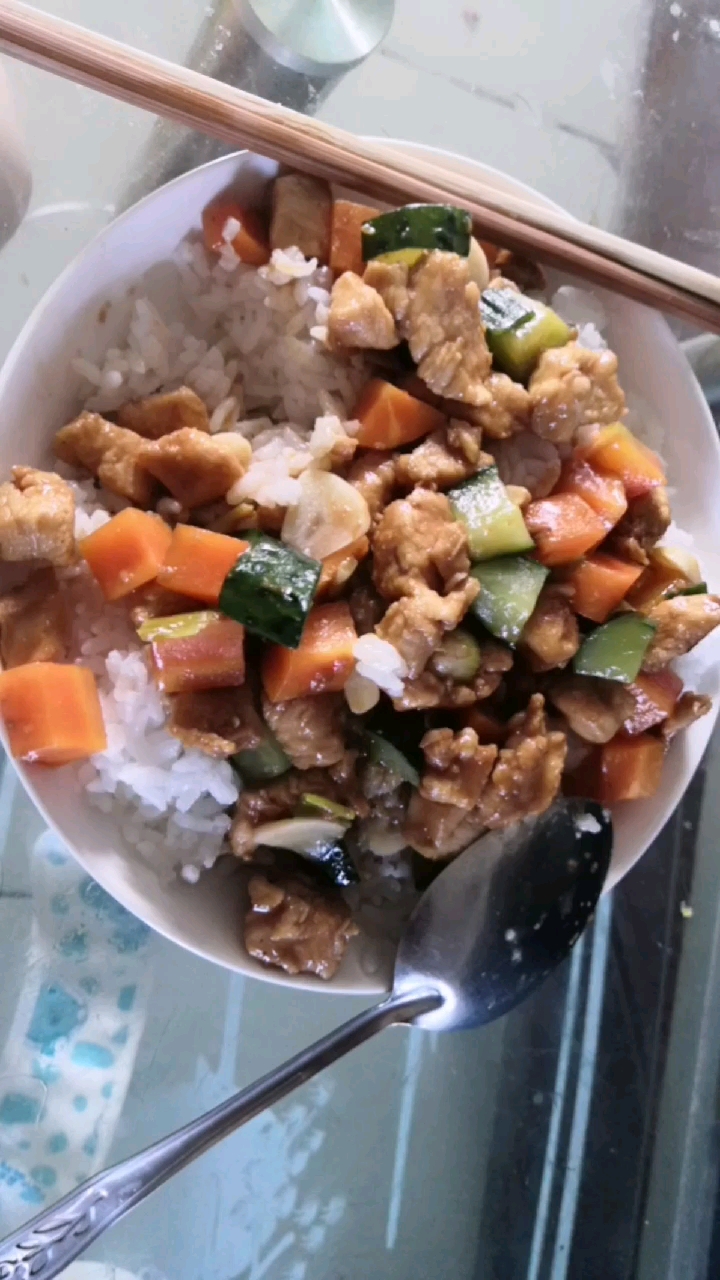 自己做的宫保鸡丁盖饭