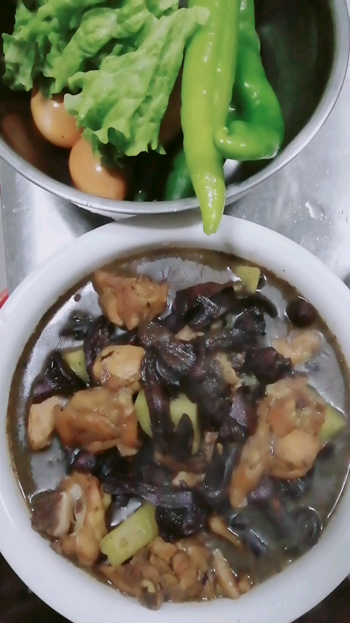 来个东北名菜,小鸡炖蘑菇(红松蘑)