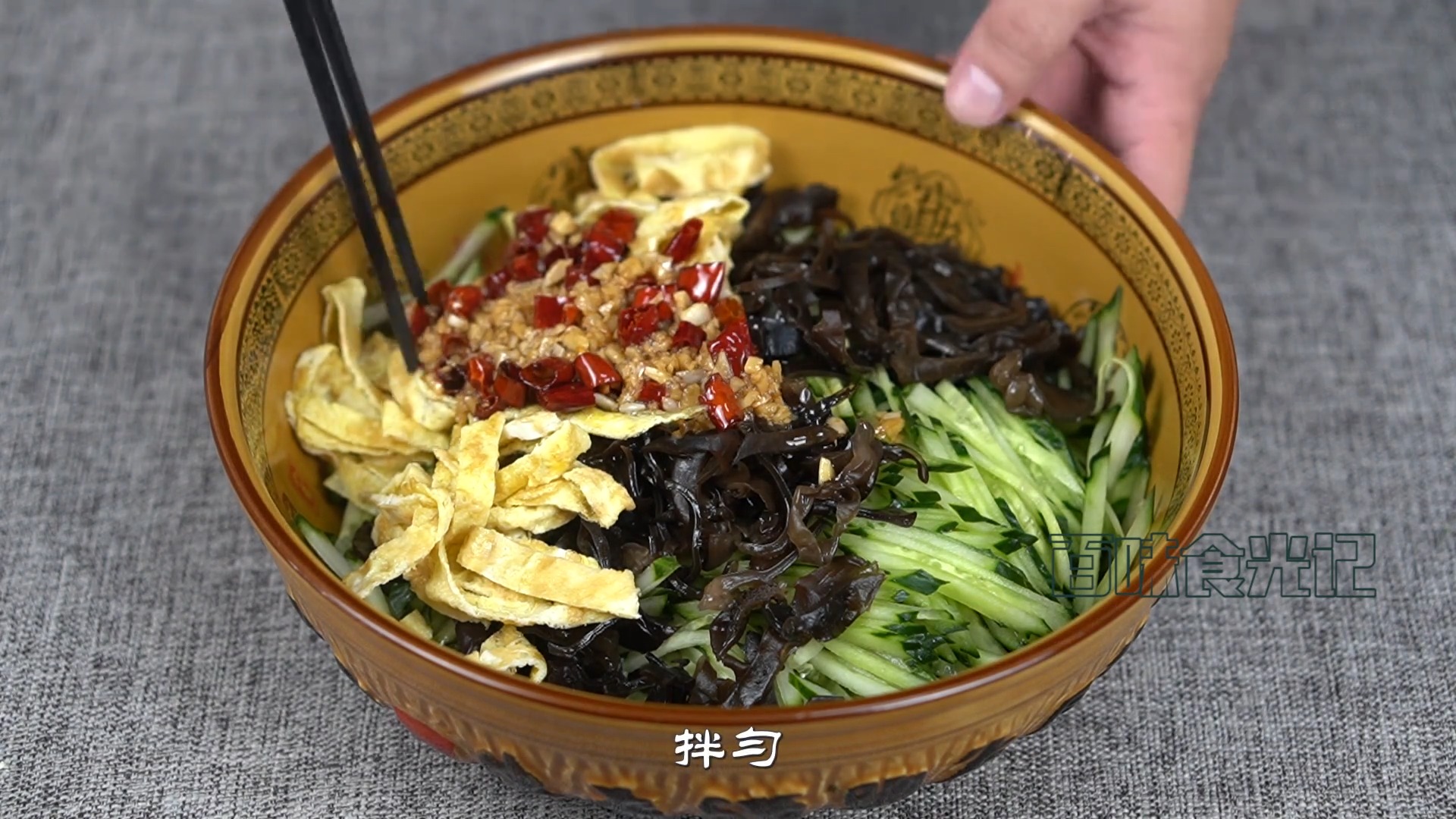 #不可辜负的美食#凉拌黄瓜最正确的做法，这吃法还真是头一次见，上桌就光盘