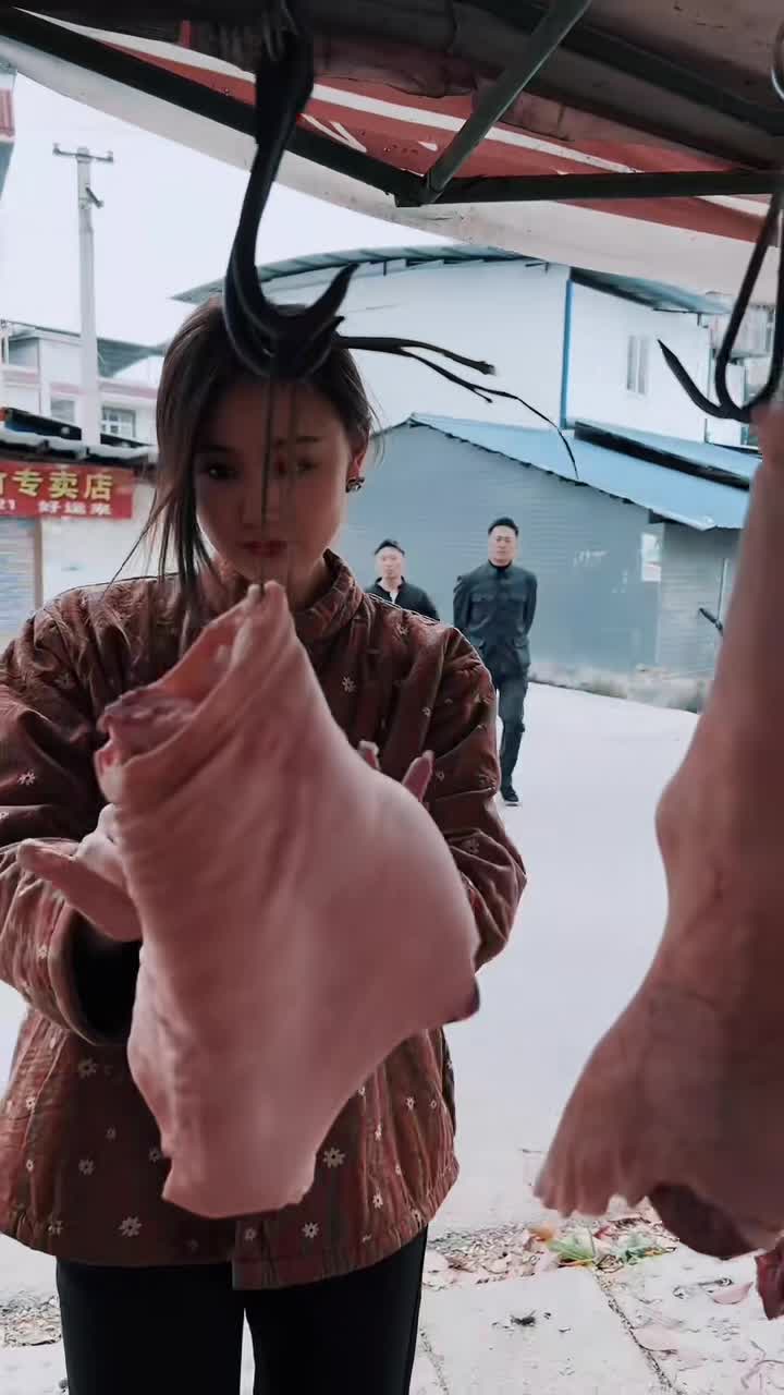 妹妹,妹妹你别慌,哥哥给你做猪蹄膀,今日菜品;红烧猪蹄膀