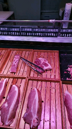 猪肉五十多块钱一斤,看了半天。直接买了一条鱼!