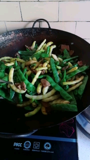 今日午餐 瘦肉炖豆角土豆 火爆大头菜 鸡蛋炒柿子 冰镇西瓜