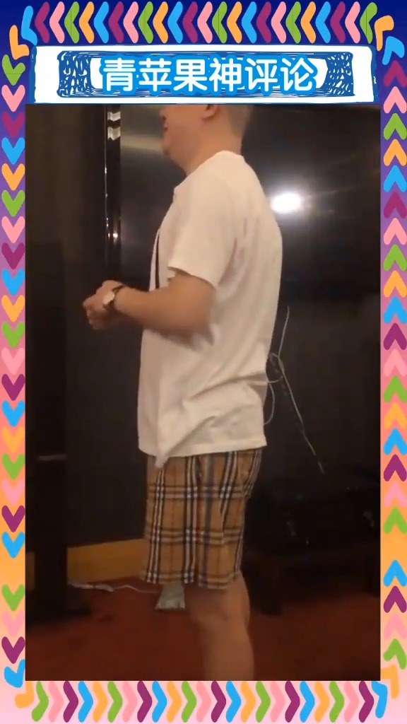 听说拍自己的纹身会上热门花了150弄的满背锦鲤,文身师傅告诉我千万不要下水