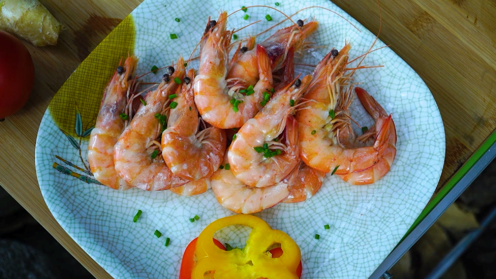 #美食#这样剥虾，虾壳轻松完整脱落！又快又绅士！过年相亲约会，带她去吃虾就对了哈哈。