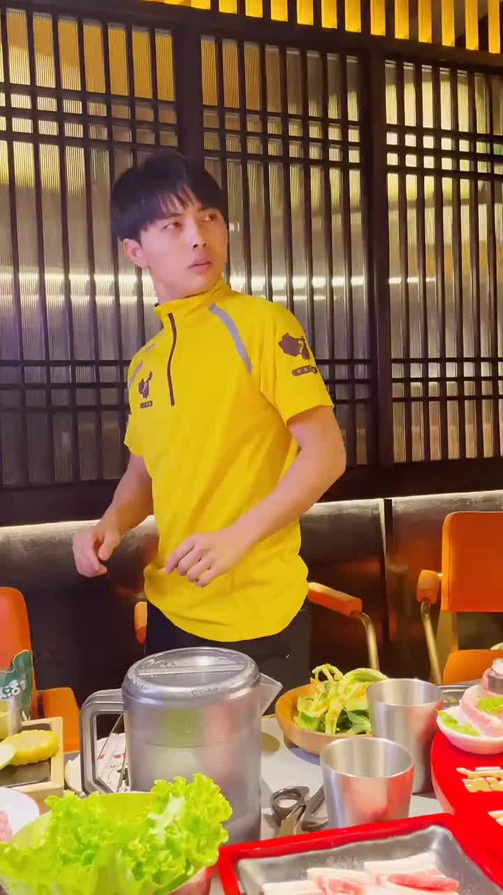 这桌尝完了,下一桌!玲爷山村小杰黄晓明雾都小黄人烧江南烤肉首家烧江南海扬