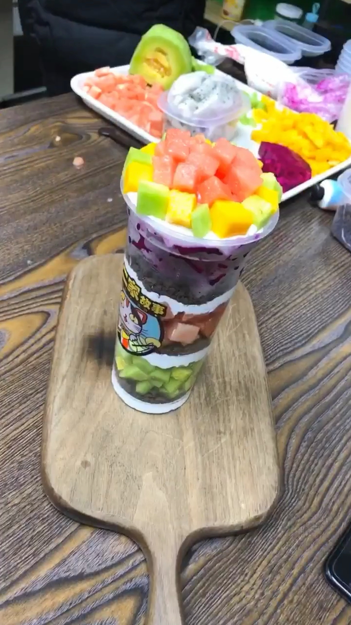 #食神大PK#在家就可以做的甜品,水果千层杯,采用淡奶油制作而成