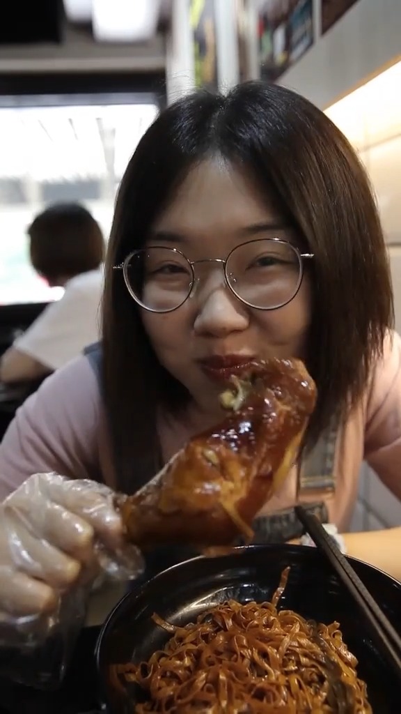 #美食#比脸还大的鸡腿,来自澳门的车仔面,你想知道在哪吗?