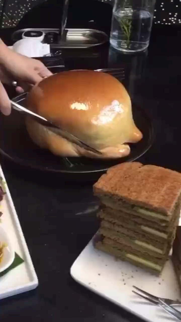#美食#跟闺蜜一起吃网红面包鸡,等了俩小时,切开时一点食欲都没有